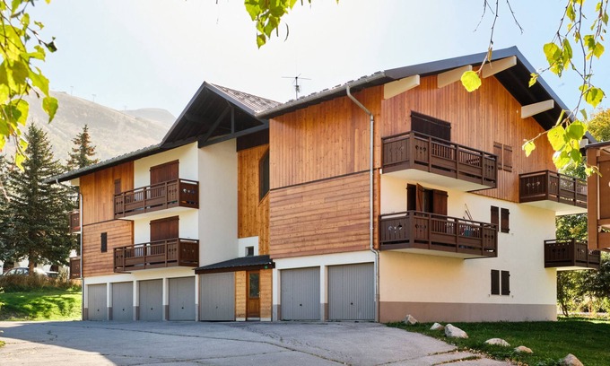 Mont-de-Lans Apartment | Cozy Mountain View Apartment with Balcony and Wi-Fi