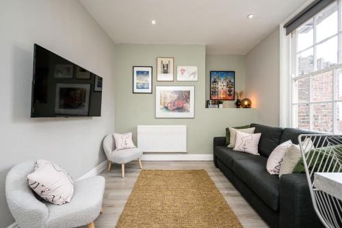 Georgian Quarter Apartment | 2 Apartments in 1 - Lennon & Attico Sleeps 11