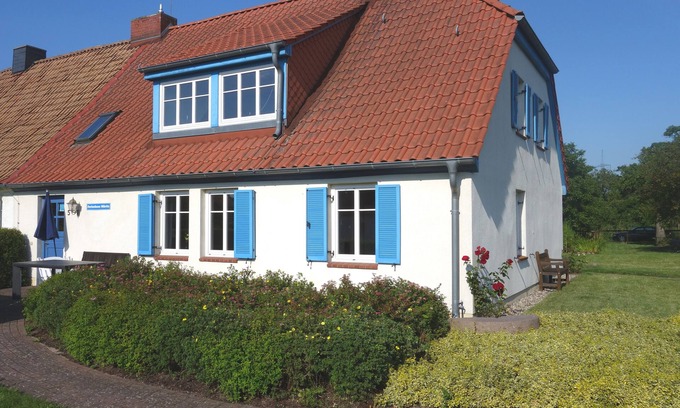 Muritz House | Cozy Lakeside Apartments with Fireplace and Sauna in Klocksin