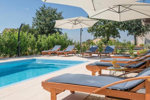 Smoljanci Apartment | Private Pool Apartments with Ocean View & Pet-Friendly Options