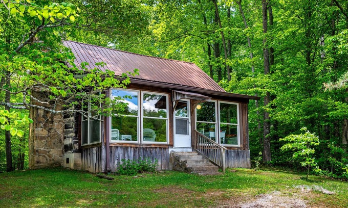 Morgantown Cabin | Charming Log Cabin with Lake View and Family-Friendly Amenities