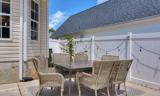 Evans Cottage | Charming 2-Bedroom Cottage in Evans, GA - Rated 10/10!
