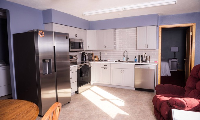 Bonesteel Cabin | Modern 2-Bedroom Suite with Pool & Breakfast Included