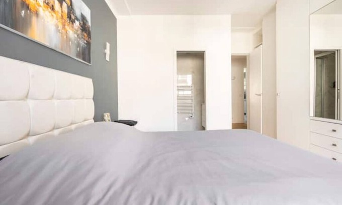 Quartier de la Plaine-de-Monceaux Apartment | Beautifully Renovated 2-Bedroom Retreat Near Monceau