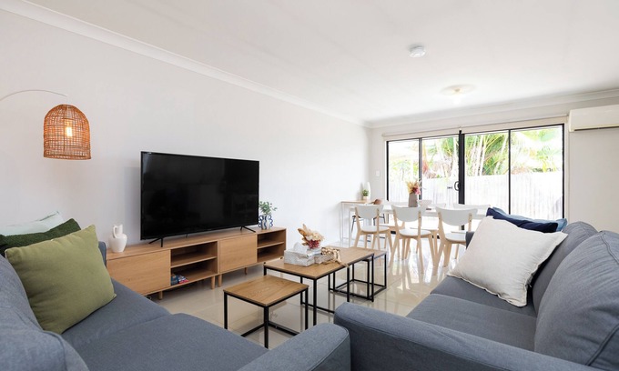 Acacia Ridge Apartment | Comfortable 2-Bedroom Apartment with Aircon & Parking