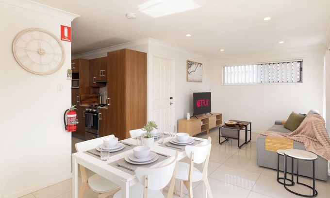 Rocklea Apartment | 2 Bedroom Apartment with Air Conditioning & Garage Access