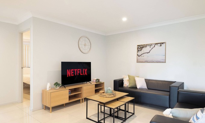 Rocklea Apartment | Convenient 2 Bdr Apartment with Garage & Kitchen Amenities