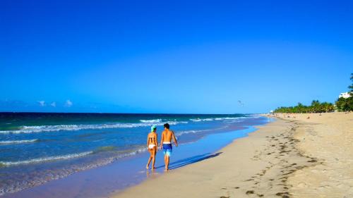 Parque Apartment | Seaside Retreat: 2-Bedroom Beach Apartment with Parking