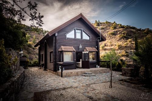 Gourri House | Cozy 2-Bedroom Log House in the Mountains - Rated 9.7/10
