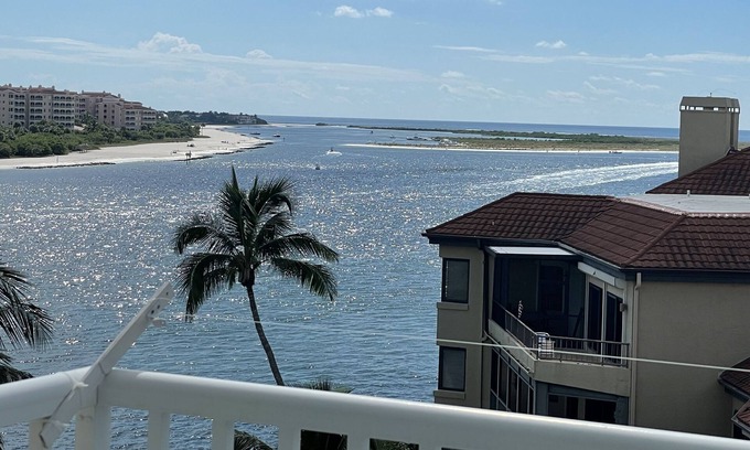 Isles of Capri Condo | Cozy 2-Bedroom Condo with Pool and Gulf Views on Marco River