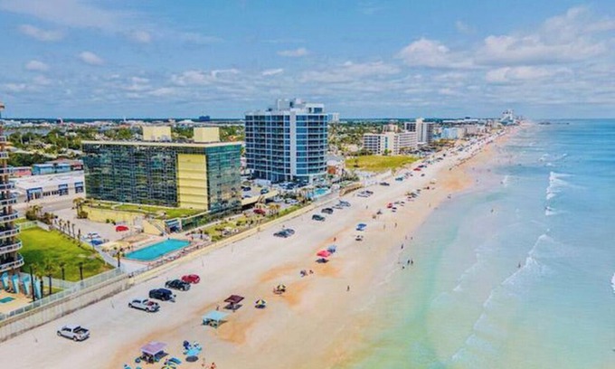 Daytona Beach Condo | Beachfront 2/2 Condotel with Pool & Tiki Bar - Guests Love It!