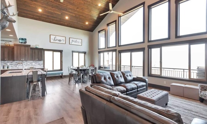 Sweetwater House | 2 Bear Lake House: Breathtaking Views & Great Amenities