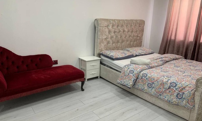 Lacey Green House | Cozy 2-Bed House in High Wycombe - Pet Friendly & Breakfast