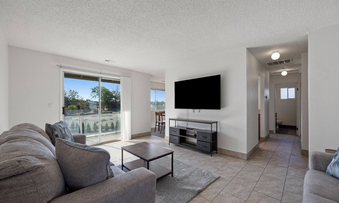 Tri-Cities Apartment | 2 Bed/1 Bath-sleeps 6, pets allowed-Central Location in Cul de Sac