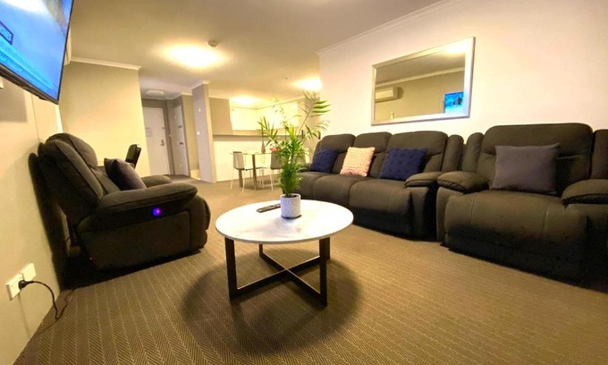 Canberra City Centre Apartment | Modern 2 Bed Apartment in Braddon - Pool, Gym & Free Parking