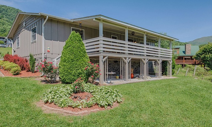 Maggie Valley Cottage | Cozy 2 Bed Retreat with Stunning Views & Great Amenities