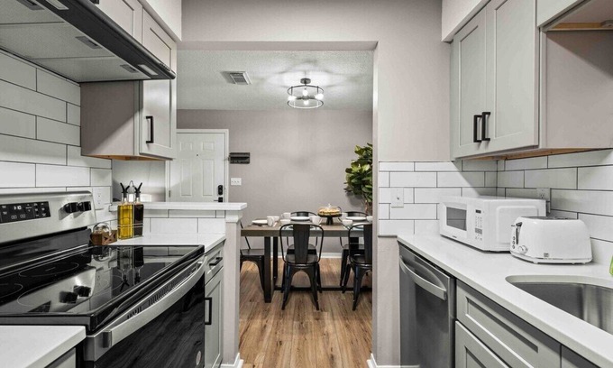Northeast Pensacola Condo | Modern 2 Bed Condo with Balcony at Bears Den H