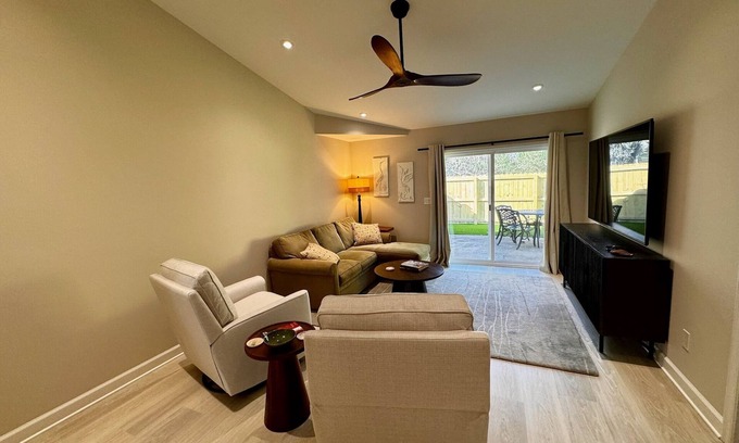 Charleston House | Cozy 2 Bed/2 Bath Retreat with Yard Near Downtown Charleston