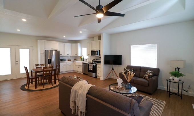 Eastside House | Inviting 2 Bed Gated House with Ocean View and Outdoor Space