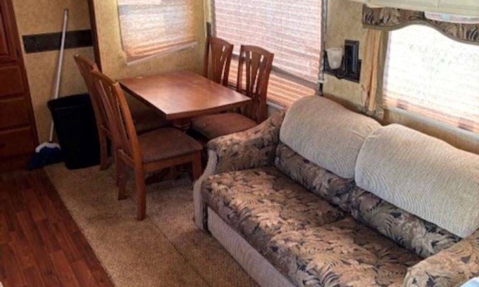 Midland House | Family-Friendly 2 Bed RV with Pet Amenities for Your Getaway