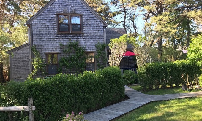 Eel Point Cottage | Pet-Friendly Retreat with Ocean View & Fenced Yard
