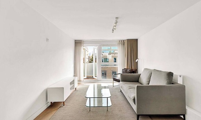 Belgravia Apartment | 2-Bed, 2-Bath Third Floor Flat