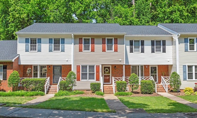 Northwest Raleigh House | Guest Rated 10/10 Townhome Near Umstead Park & Rex Hospital