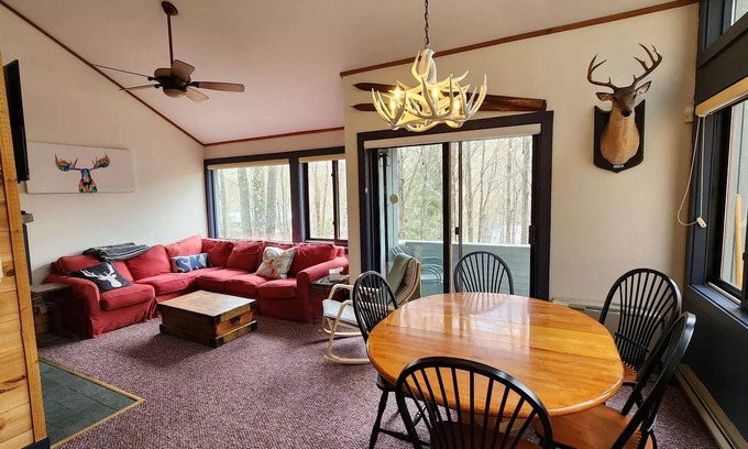 Lincoln House | Idyllic White Mountain Treetop Townhome with Pool & Shuttle