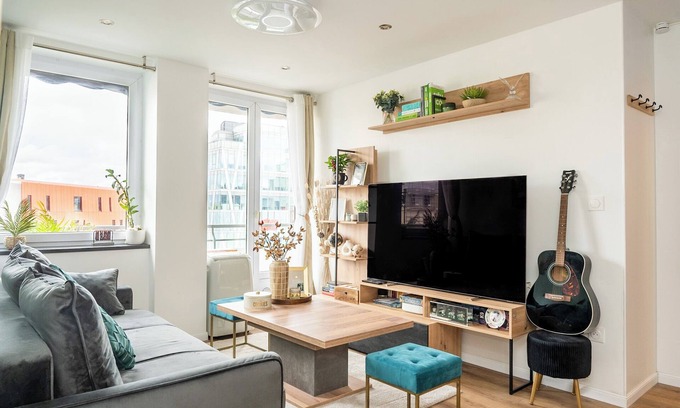 Le Kremlin-Bicetre Apartment | Charming Air-Conditioned Apartment Near Paris with Kitchen