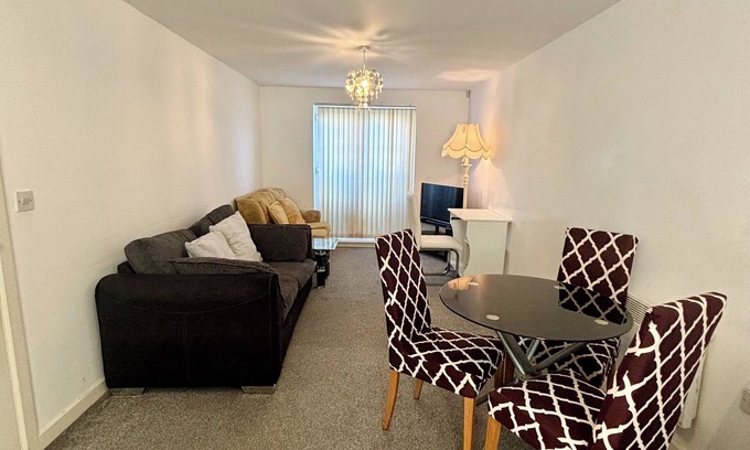 Wolverhampton Apartment | 2 Bed Apartment-Sleeps 4-Free Parking