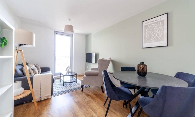 Forest Gate Apartment | Top-Rated The Stratford Apartment with Spa & Kitchen Amenities