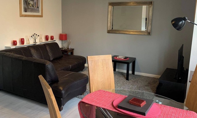 Wallasey Apartment | Cozy 2-Bed Apartment in Wallasey with Kitchen & Breakfast