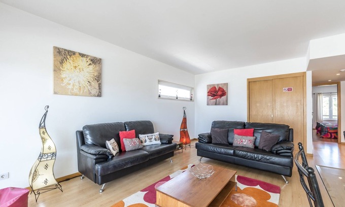 Telheiro Apartment | Inviting 2 Bed Apartment with Pool & Marina Views