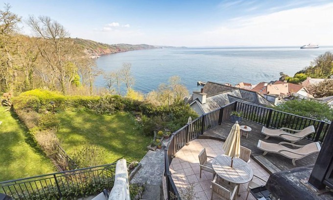 Babbacombe Cottage | Cozy Bay Cottage - Ideal for Families with Breakfast Included