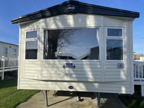 Colchester House | Pet-Friendly 2 Bedroom Caravan at Mersea Island Retreat
