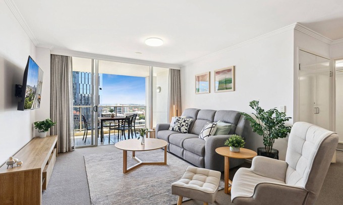 Brisbane Central Business District Apartment | Inviting City Retreat with Pool, Gym & Scenic Views