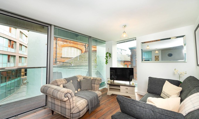 Liverpool City Centre Apartment | City Centre Flat with Balcony & Free Parking - Top Rated!