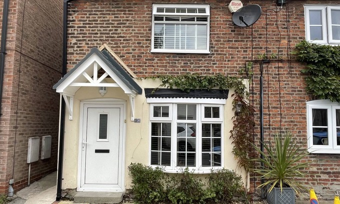 Bawtry Cottage | Charming 2 Bed Cottage with Spa in Central Bawtry
