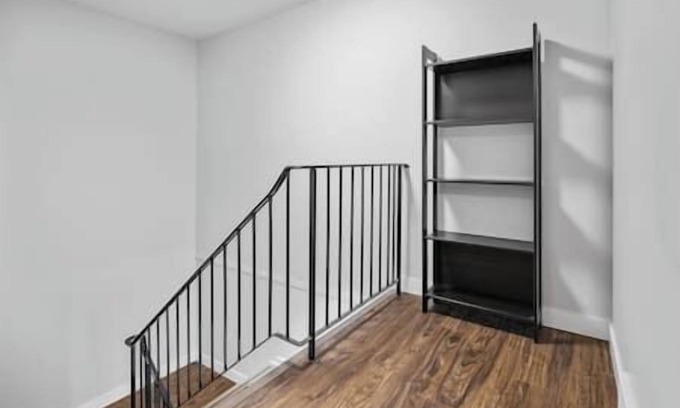 Signal Hill House | 2 Bed | Fenced Backyard | Near Parks