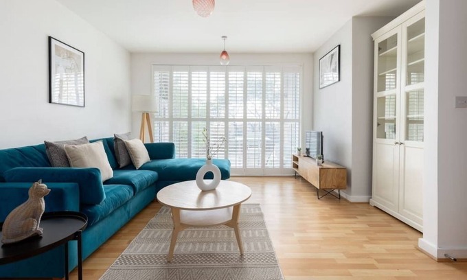 Peckham Rye Apartment | Cozy East Dulwich Apartment with Spa and Family Amenities