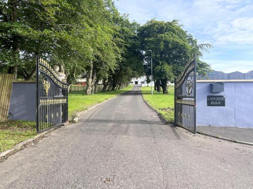 Motherwell Apartment | Inviting 2-Bed Apartment in Newhouse - Pet Friendly Getaway