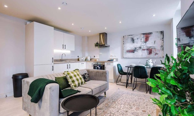 Leeds Apartment | 2 Bed Flat | Walk to Leeds City Centre & Arena