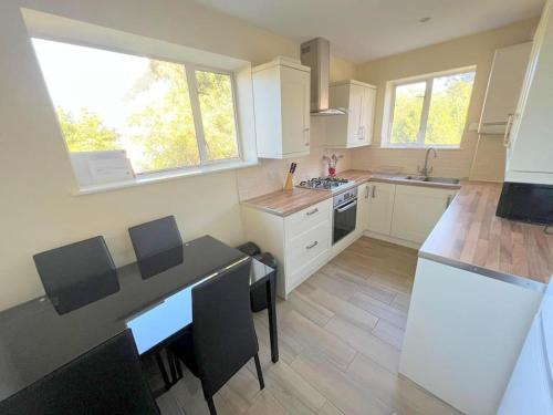 Wallington North Apartment | Convenient 2-Bed Flat in Wallington, Steps from Station