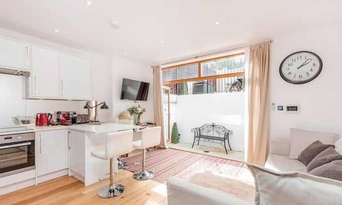Parsons Green and Walham Apartment | Stylish 2-Bed Garden Flat Near Fulham Broadway, Pet Friendly