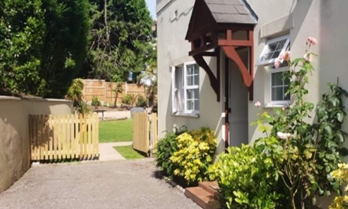 Bournemouth Apartment | Cozy 2-Bed Garden Flat Near Beaches with Ocean View