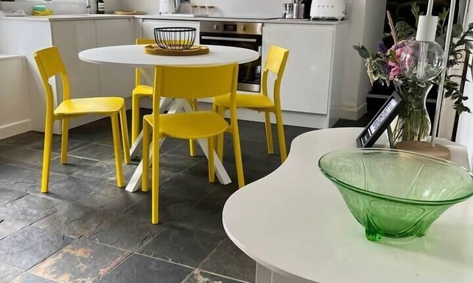 Colchester House | Historic 2 Bed Grade 2 with Kitchen & Breakfast Included