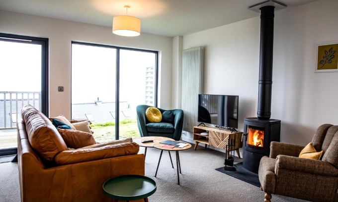 Pistyll House | Oceanfront 2 Bed Apartment with Pet-Friendly Amenities