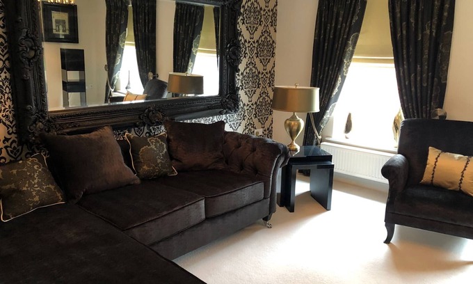 Heeley House | 2-Bed Hillside House - Sleeps 4, Garden & Parking
