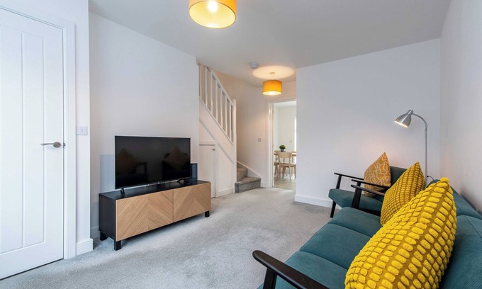 Newark House | 2-Bed Home in Quiet Neighborhood with Parking & Wifi