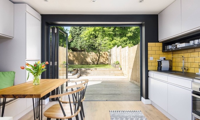 Bracknell House | Pet-Friendly 2-Bed House Steps from Town Centre